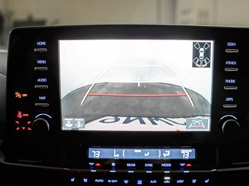 Used 2024 Toyota Sienna Limited image 18