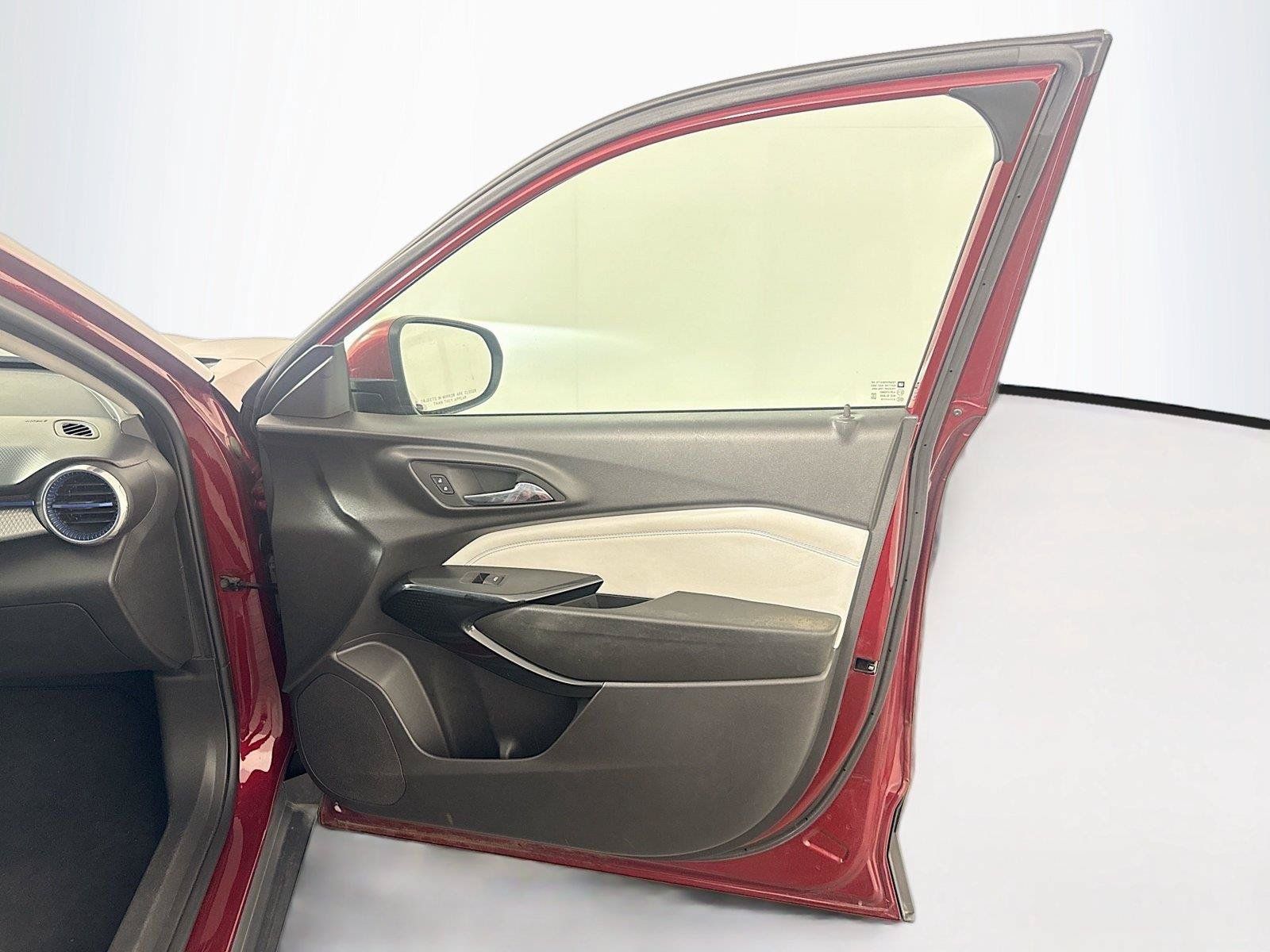 Used 2025 Chevrolet Trax LT FWD image 11