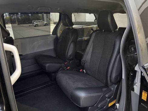 Used 2013 Toyota Sienna SE image 11
