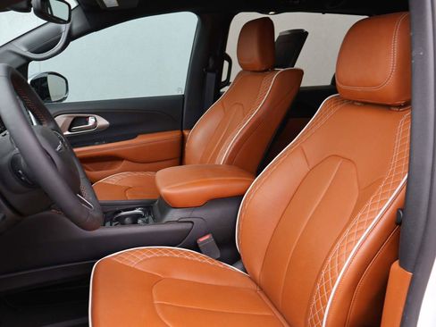 Used 2025 Chrysler Pacifica Pinnacle FWD image 9