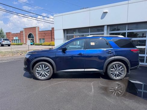 Used 2024 Nissan Pathfinder SL AWD/4WD image 2