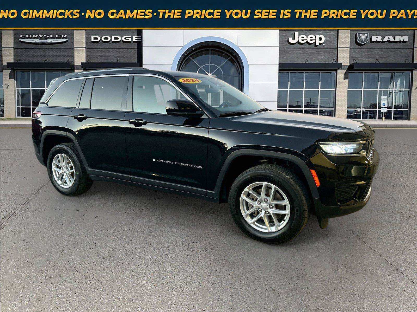 Used 2024 Jeep Grand Cherokee Laredo X w/ Trailer Tow Package AWD/4WD image 1