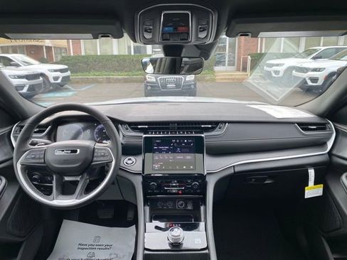 New 2025 Jeep Grand Cherokee Altitude image 24