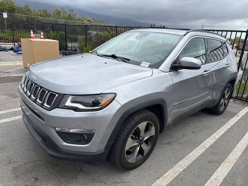 Used 2017 Jeep Compass Latitude w/ Popular Equipment Group FWD image 4