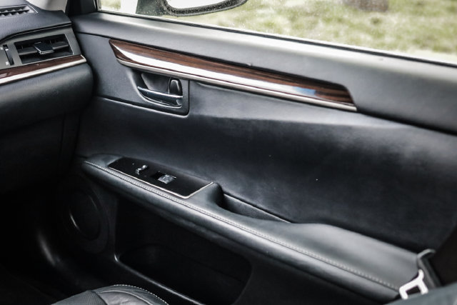 Used 2016 Lexus ES 300h w/ Luxury Package w/Wood Trim FWD image 34