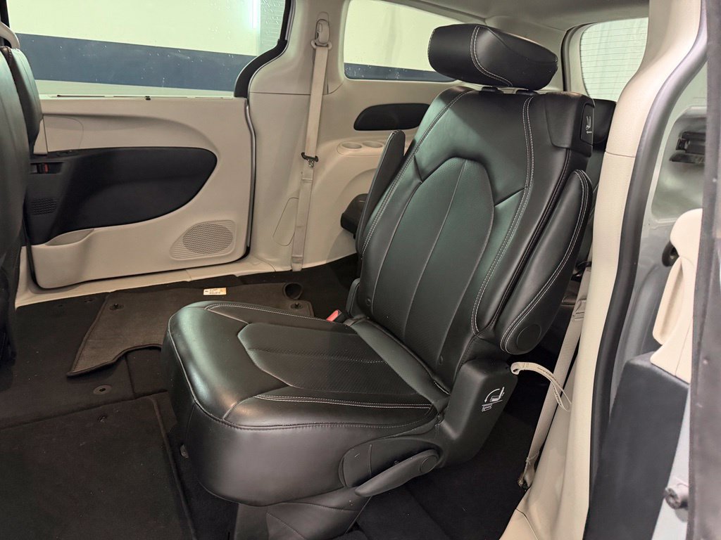 Used 2024 Chrysler Pacifica Touring-L FWD image 18