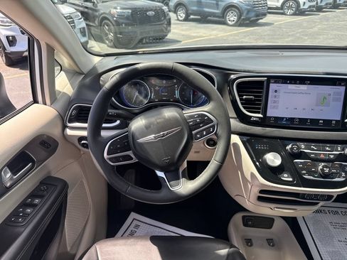 Used 2023 Chrysler Pacifica Touring-L FWD image 23