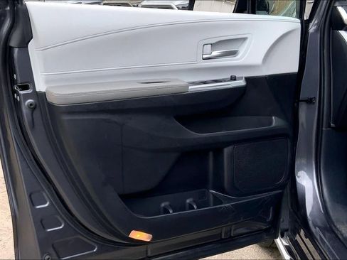 Used 2025 Toyota Sienna XLE image 21