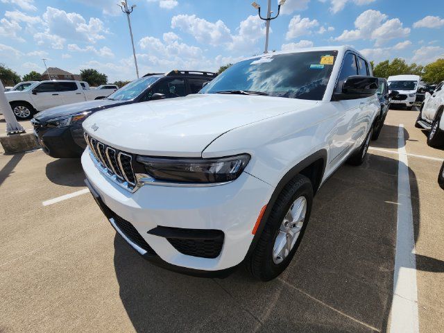 Used 2025 Jeep Grand Cherokee Laredo X w/ Luxury Tech Group I RWD image 3