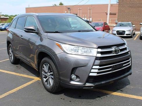 Used 2017 Toyota Highlander XLE AWD/4WD image 4