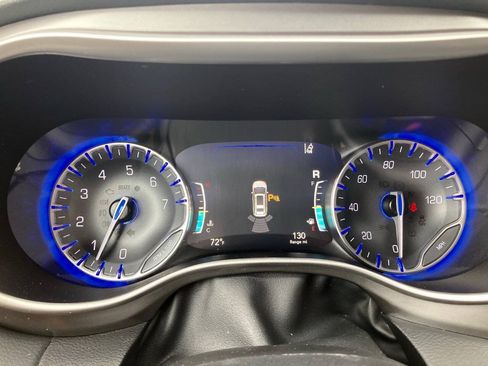 Used 2023 Chrysler Pacifica Touring-L FWD image 19