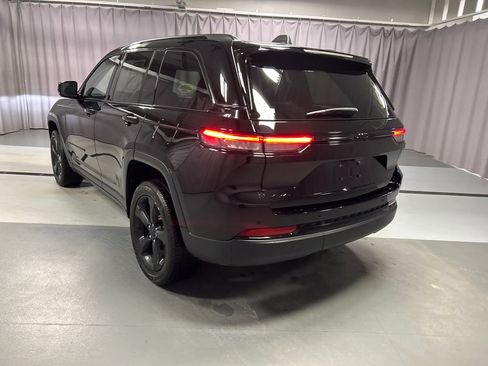 Used 2023 Jeep Grand Cherokee Altitude image 5