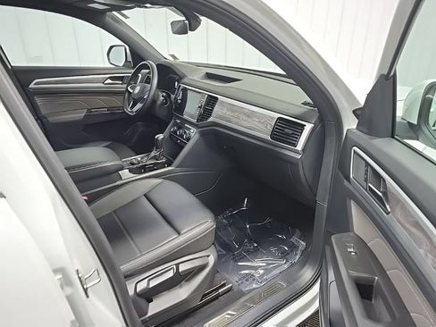 Used 2023 Volkswagen Atlas Cross Sport SE AWD/4WD image 16