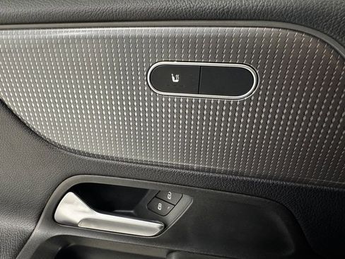 Used 2022 Mercedes-Benz GLB 250 GLB 250 w/ Premium Package Lite image 24