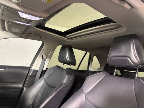 Used 2022 Toyota RAV4 XLE Premium image 18