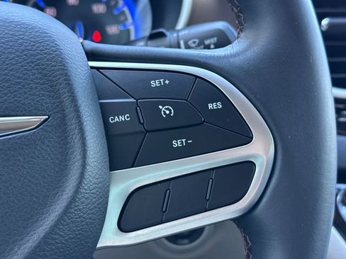 Used 2017 Chrysler Pacifica Touring-L FWD image 36