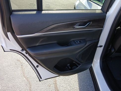 New 2025 Jeep Grand Cherokee Limited image 25