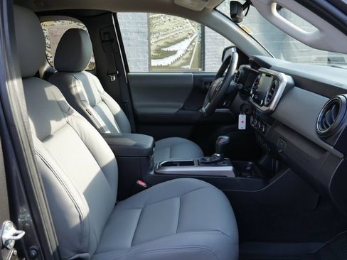 Used 2022 Toyota Tacoma SR5 AWD/4WD image 8