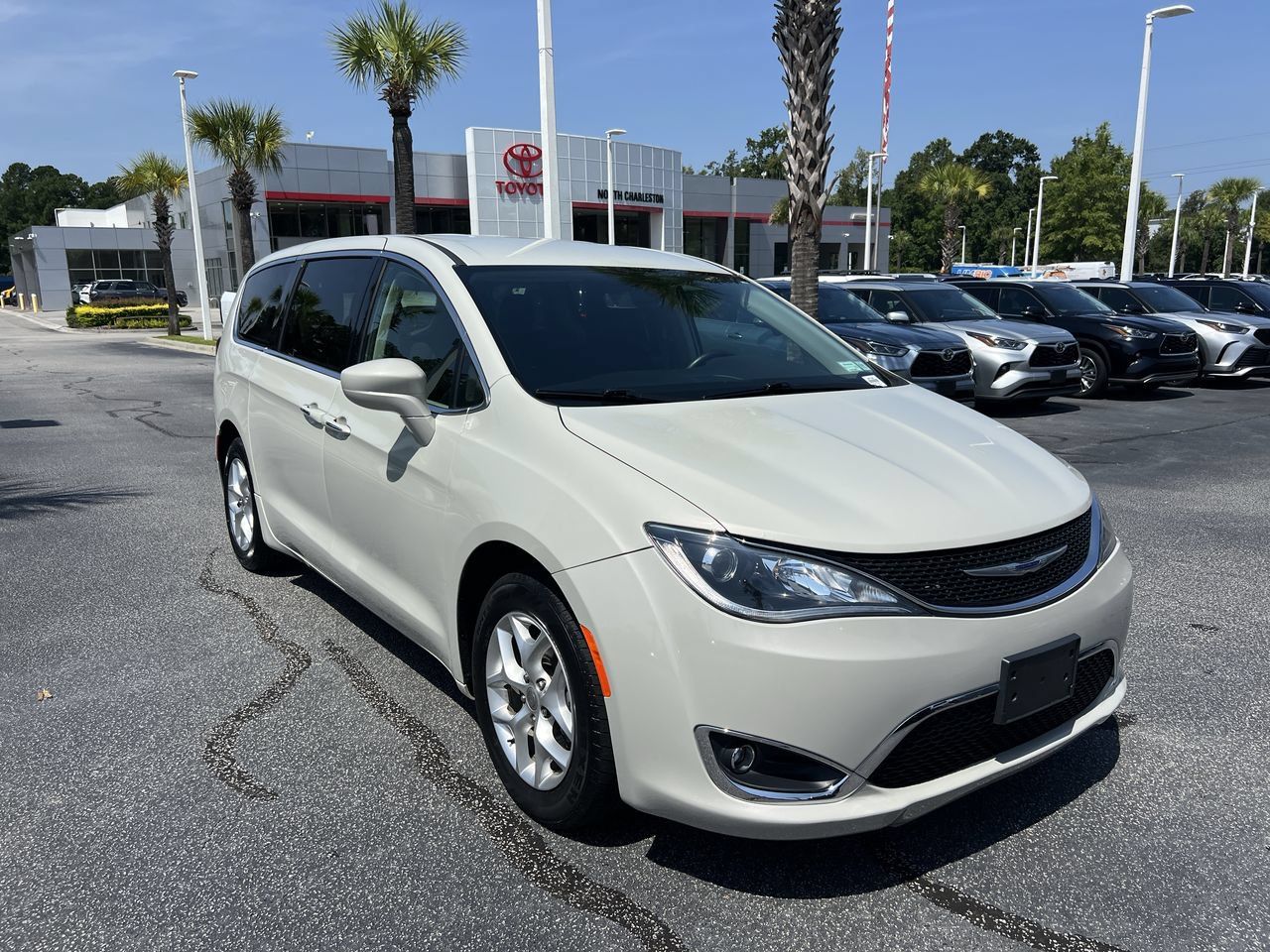 Used 2020 Chrysler Pacifica Touring w/ Tire & Wheel Group FWD image 2