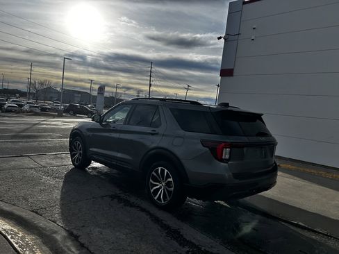 Used 2025 Ford Explorer ST-Line image 3