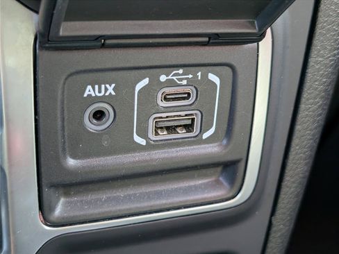 Used 2025 Jeep Wrangler Unlimited Sahara AWD/4WD image 21