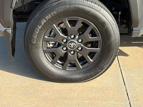 Used 2025 Toyota 4Runner SR5 AWD/4WD image 10