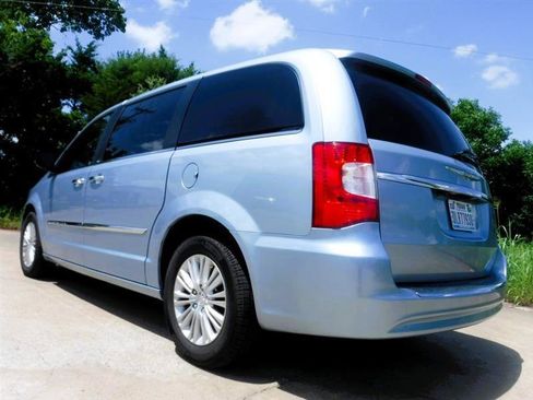 Used 2012 Chrysler Town & Country Touring-L w/ Premium Group FWD image 13