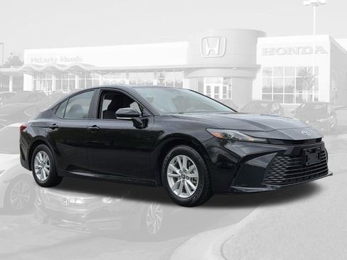 Used 2025 Toyota Camry LE image 5