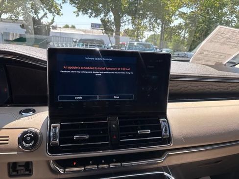 Used 2022 Lincoln Navigator Reserve AWD/4WD image 23