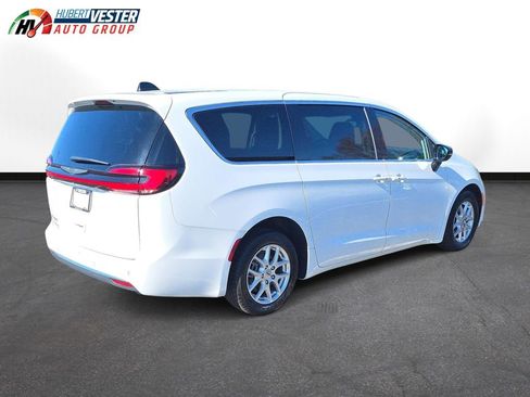 Used 2024 Chrysler Pacifica Touring-L FWD image 6