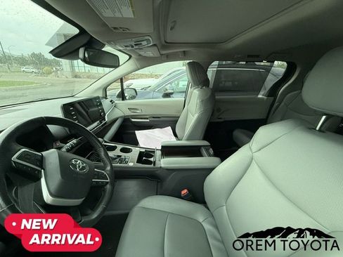 Used 2024 Toyota Sienna XLE FWD image 5