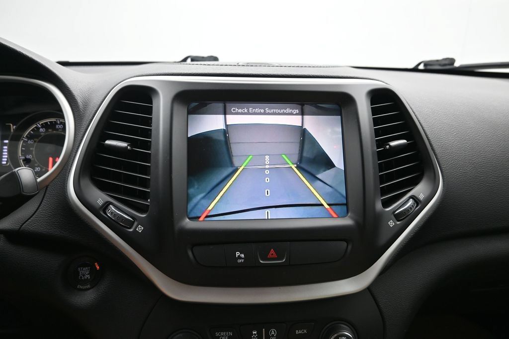 Used 2016 Jeep Cherokee Latitude FWD image 17
