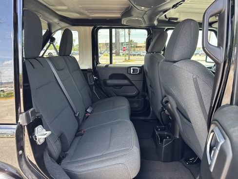 Used 2025 Jeep Wrangler Unlimited Sahara AWD/4WD image 17