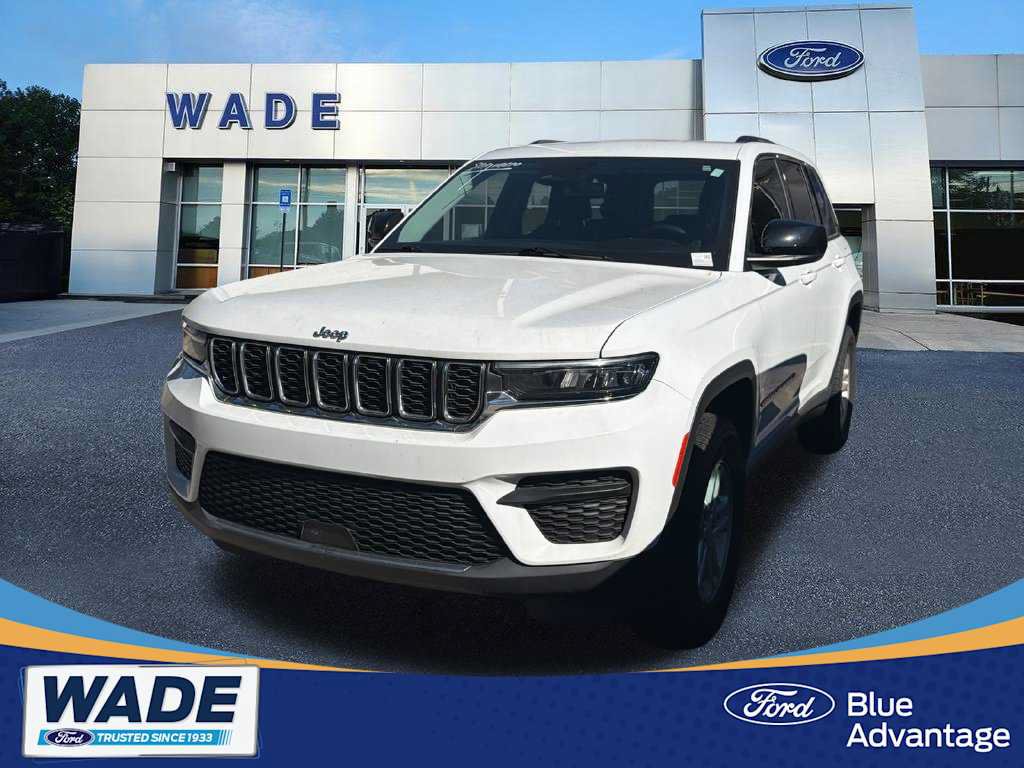 Used 2022 Jeep Grand Cherokee Laredo w/ Luxury Tech Group I AWD/4WD image 1