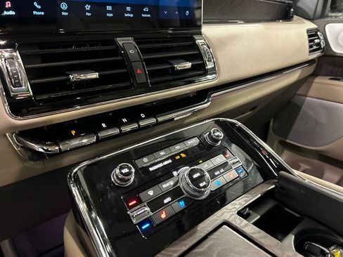 Certified 2023 Lincoln Navigator Reserve AWD/4WD image 17