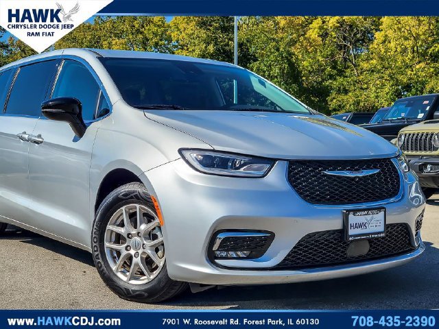 Used 2024 Chrysler Pacifica Touring-L FWD image 2