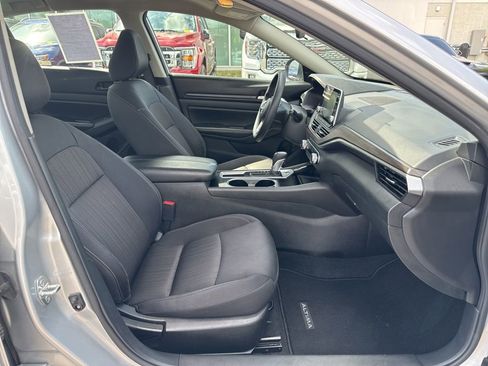 Used 2024 Nissan Altima 2.5 SV FWD image 14