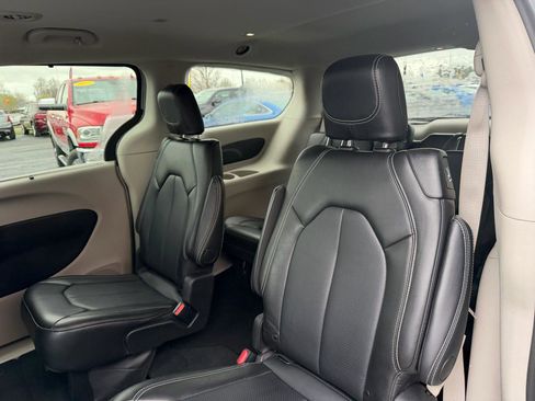 Used 2024 Chrysler Pacifica Touring-L image 17