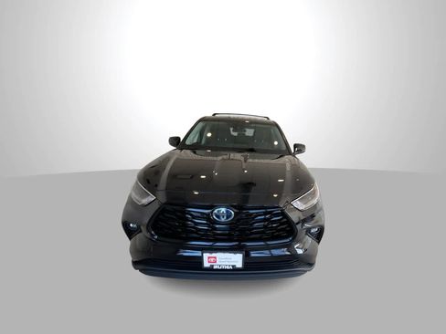 Used 2024 Toyota Highlander LE AWD/4WD image 3