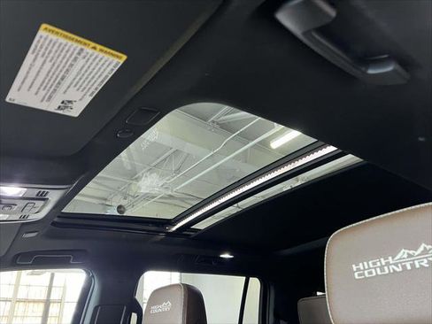 Used 2024 Chevrolet Suburban High Country image 20