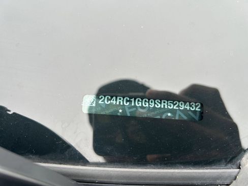 Used 2025 Chrysler Pacifica Limited FWD image 23