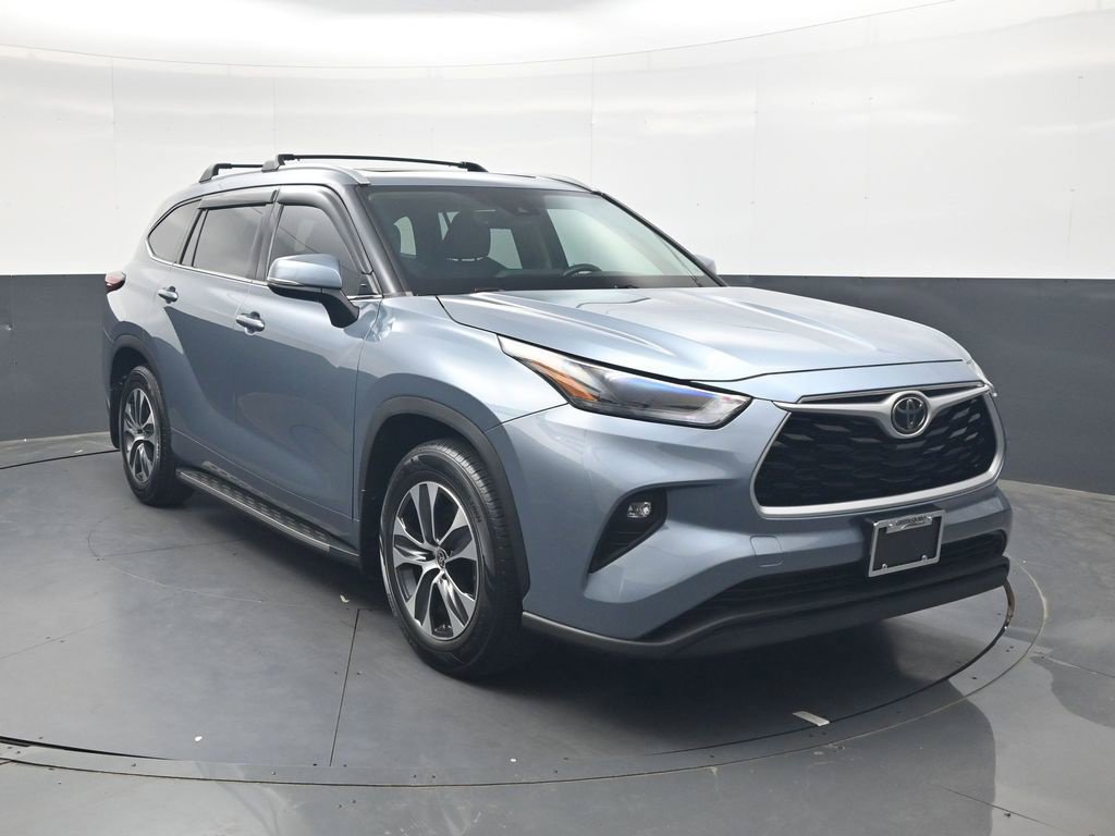 Used 2022 Toyota Highlander XLE FWD image 2