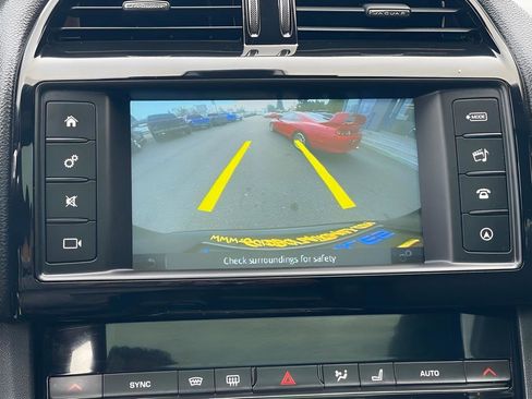 Used 2018 Jaguar F-PACE Premium image 31