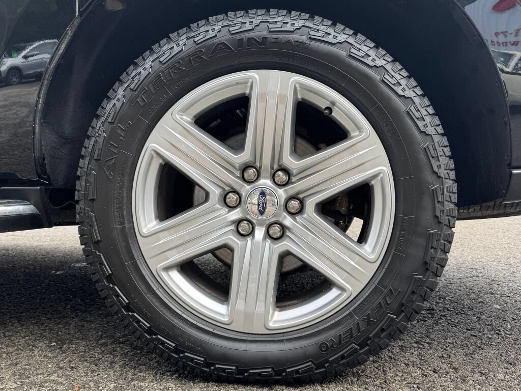 Used 2018 Ford Expedition Max XLT w/ Equipment Group 202A AWD/4WD image 11