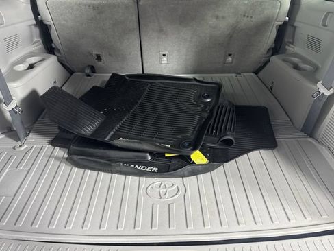 Used 2019 Toyota Highlander LE AWD/4WD image 32