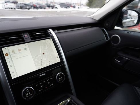 Used 2024 Land Rover Discovery S image 19