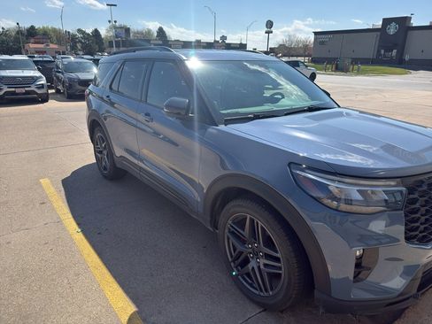 Used 2025 Ford Explorer ST AWD/4WD image 14
