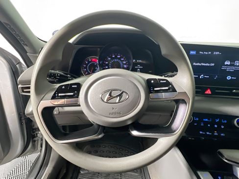 Used 2022 Hyundai Elantra SEL w/ Preferred Accessory Package FWD image 17