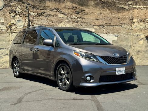 Used 2017 Toyota Sienna SE w/ SE Preferred Package FWD image 2