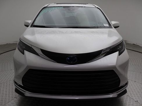 Used 2024 Toyota Sienna XLE image 5